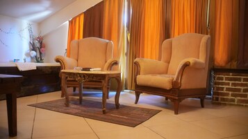 Deluxe Room, Fireplace, River View (Hottub / Jakuzi) | 3 bedrooms, free WiFi, bed sheets