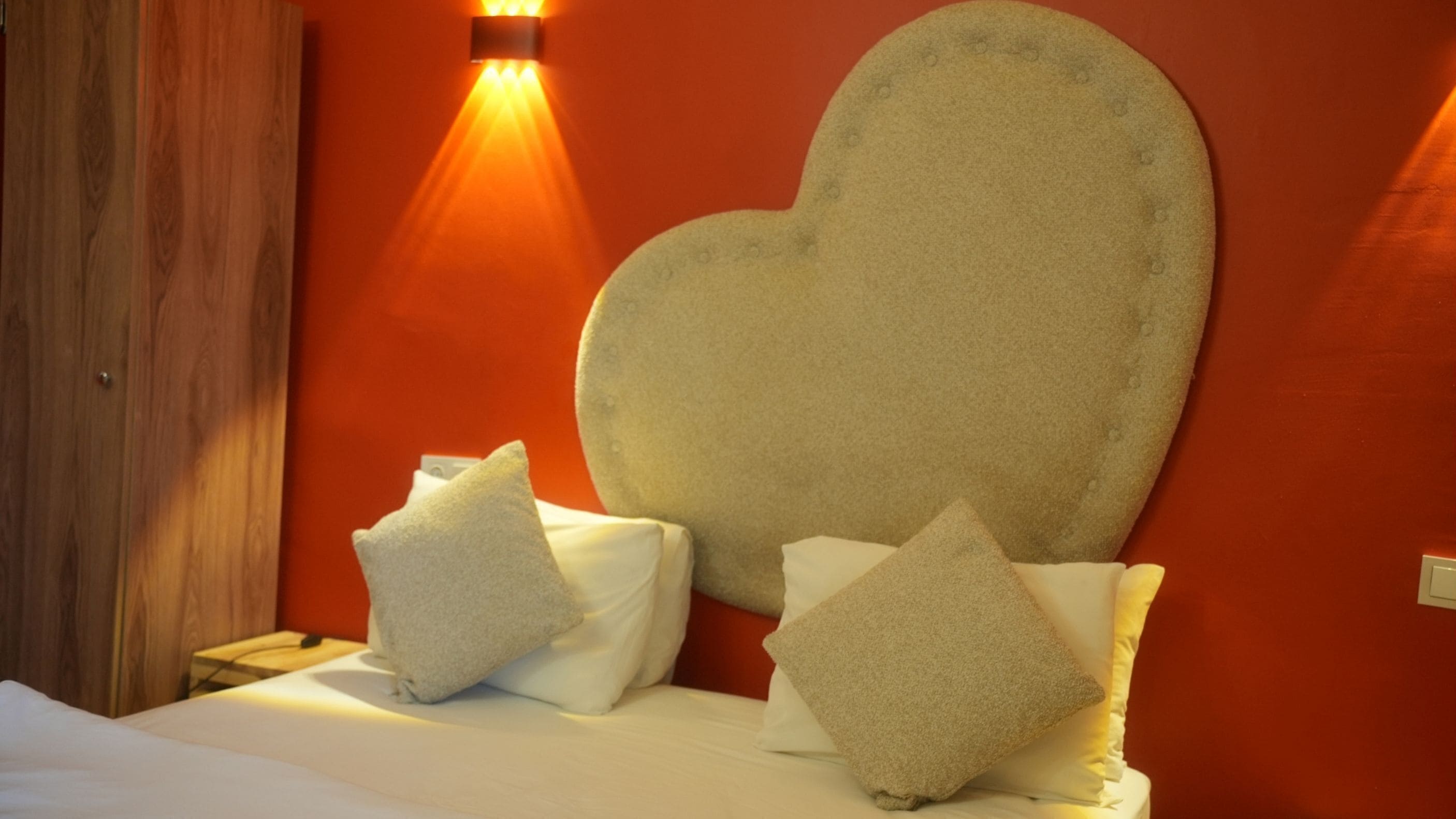 Deluxe Room, Fireplace, River View (Hottub / Jakuzi) | 3 bedrooms, free WiFi, bed sheets