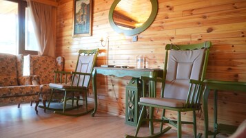 Bungalow, Jetted Tub | 3 bedrooms, free WiFi, bed sheets