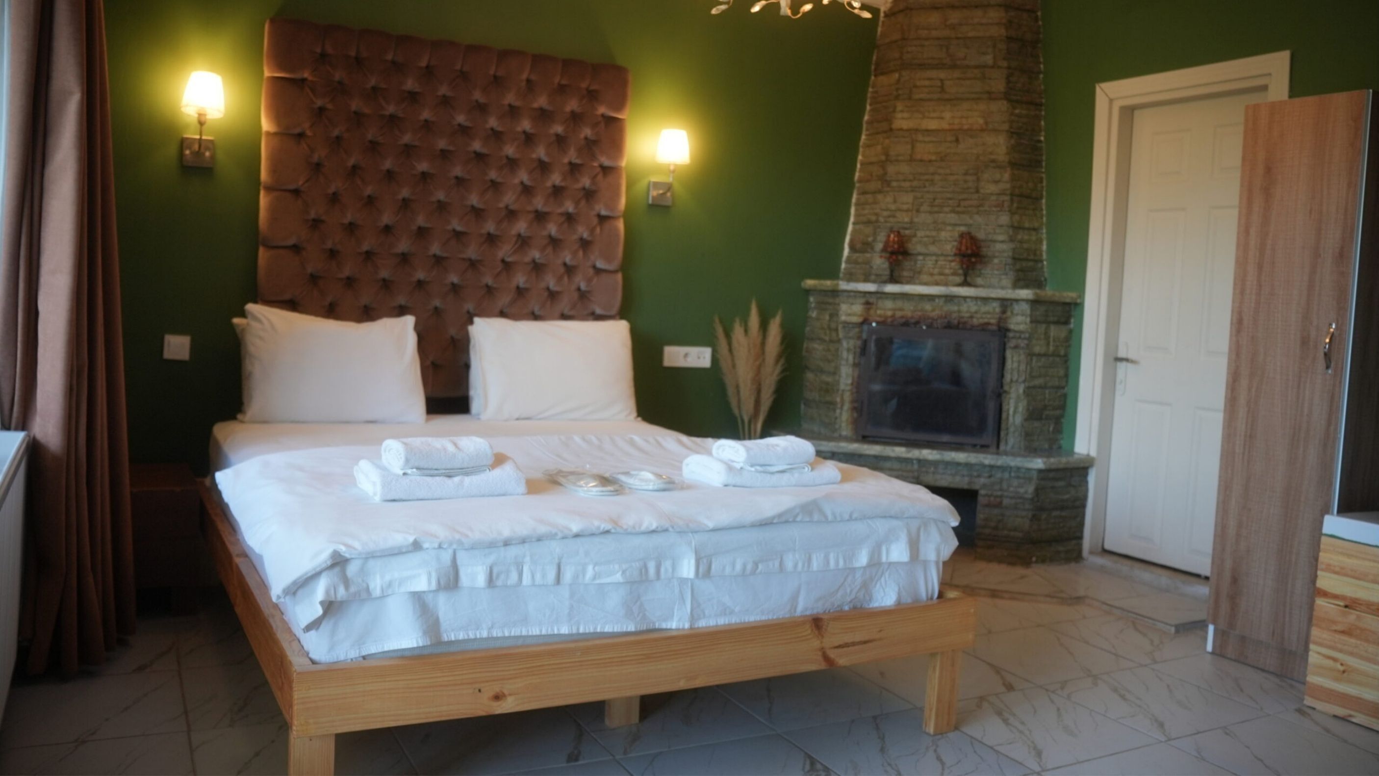 Deluxe Room, Fireplace, River View (Hottub / Jakuzi) | 3 bedrooms, free WiFi, bed sheets