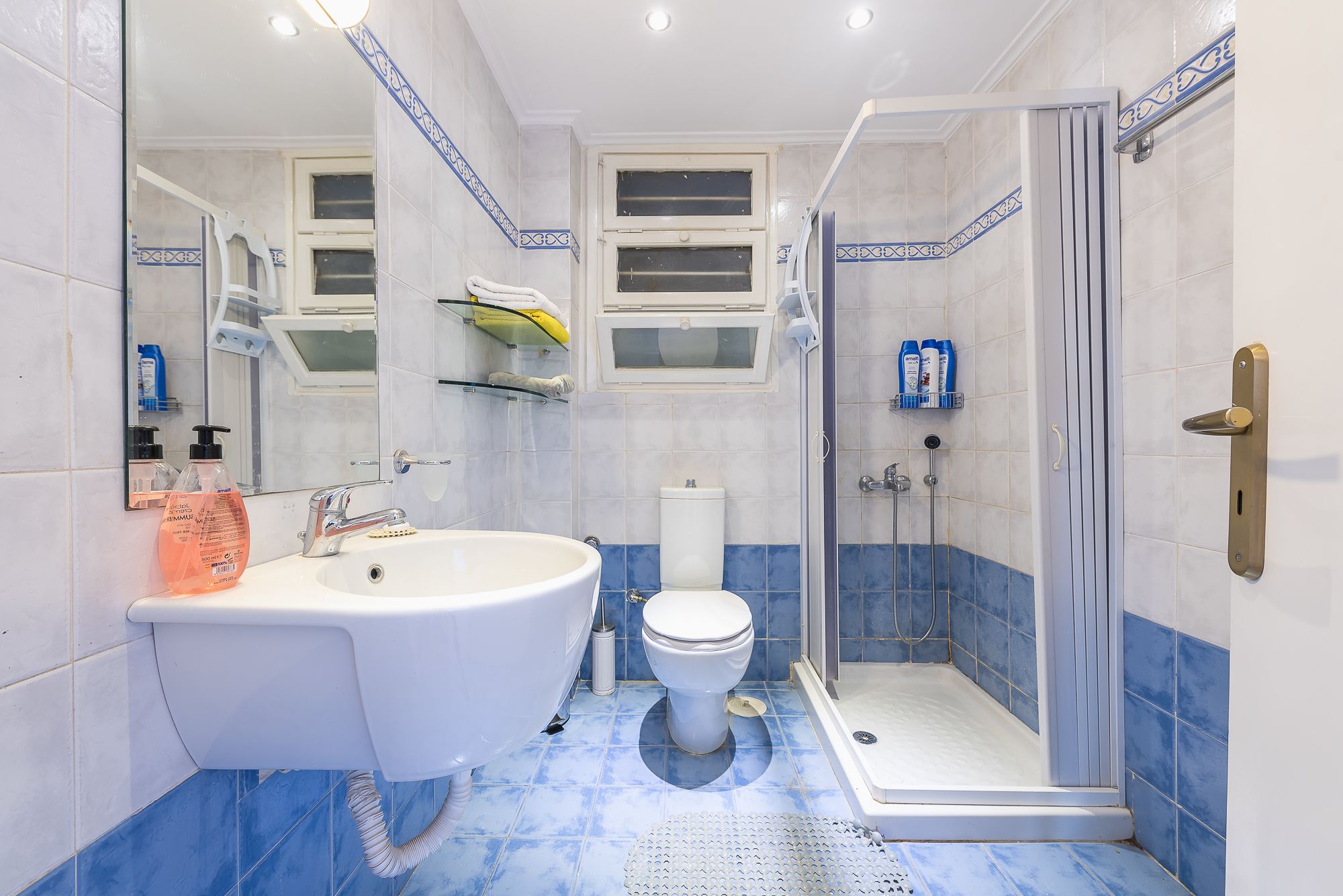 Apartment | Bathroom | Shower, free toiletries, hair dryer, towels