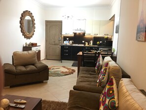 Appartement, 1 chambre, vue piscine | Salle de séjour | Télévision à écran plat de 42 pouces avec chaînes par satellite