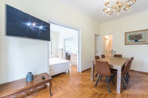 Apartamento | Zona de estar | Una televisión de pantalla plana