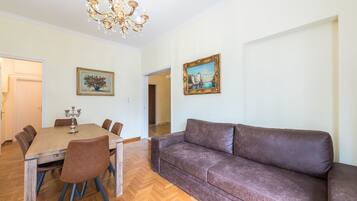 Apartment | Living room | Flat-screen TV