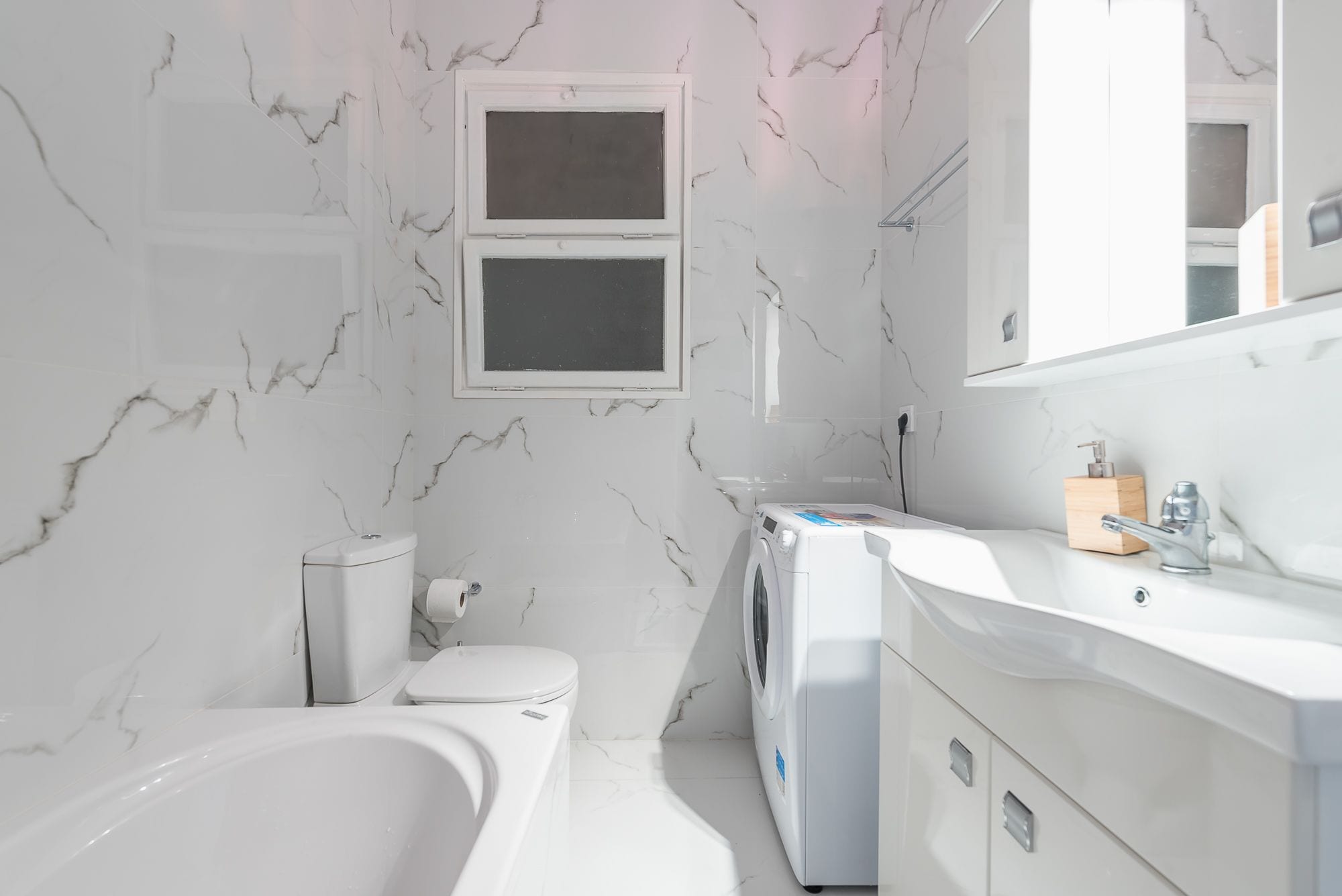 Apartment | Bathroom | Deep soaking tub, rainfall showerhead, free toiletries, towels