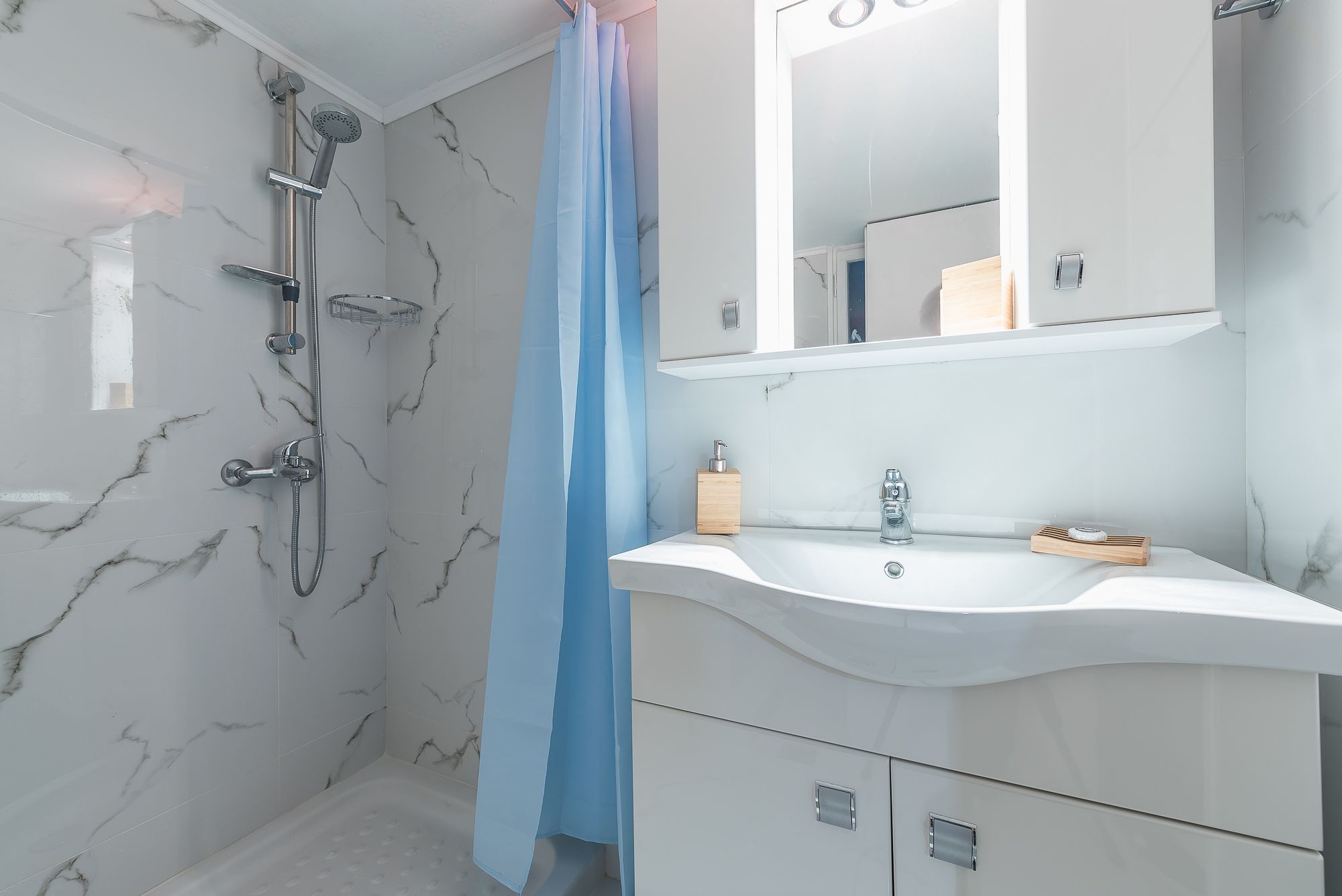 Apartment | Bathroom | Deep soaking tub, rainfall showerhead, free toiletries, towels