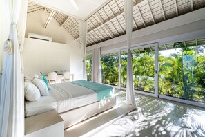 5 bedrooms, in-room safe, desk, iron/ironing board - Villa Puro Blanco (Canggu)