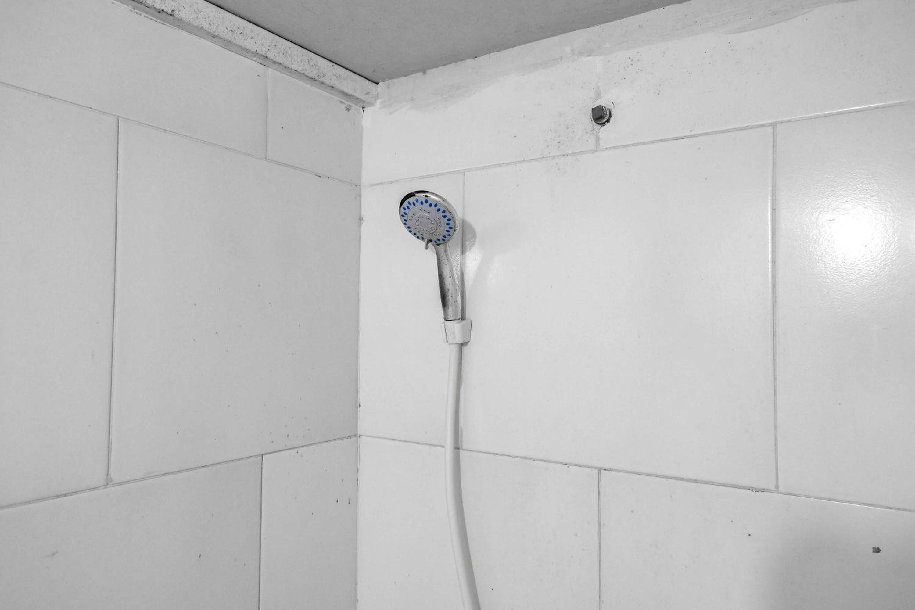 Shower, free toiletries