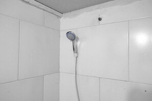 Shower, free toiletries - Kamar Keluarga Syariah Cendrawasih (Jakarta)