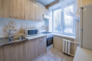 Apartment | Private kitchen | Full-sized fridge, microwave, oven, stovetop - Domumetro Vodniy Stadion (Moscow)