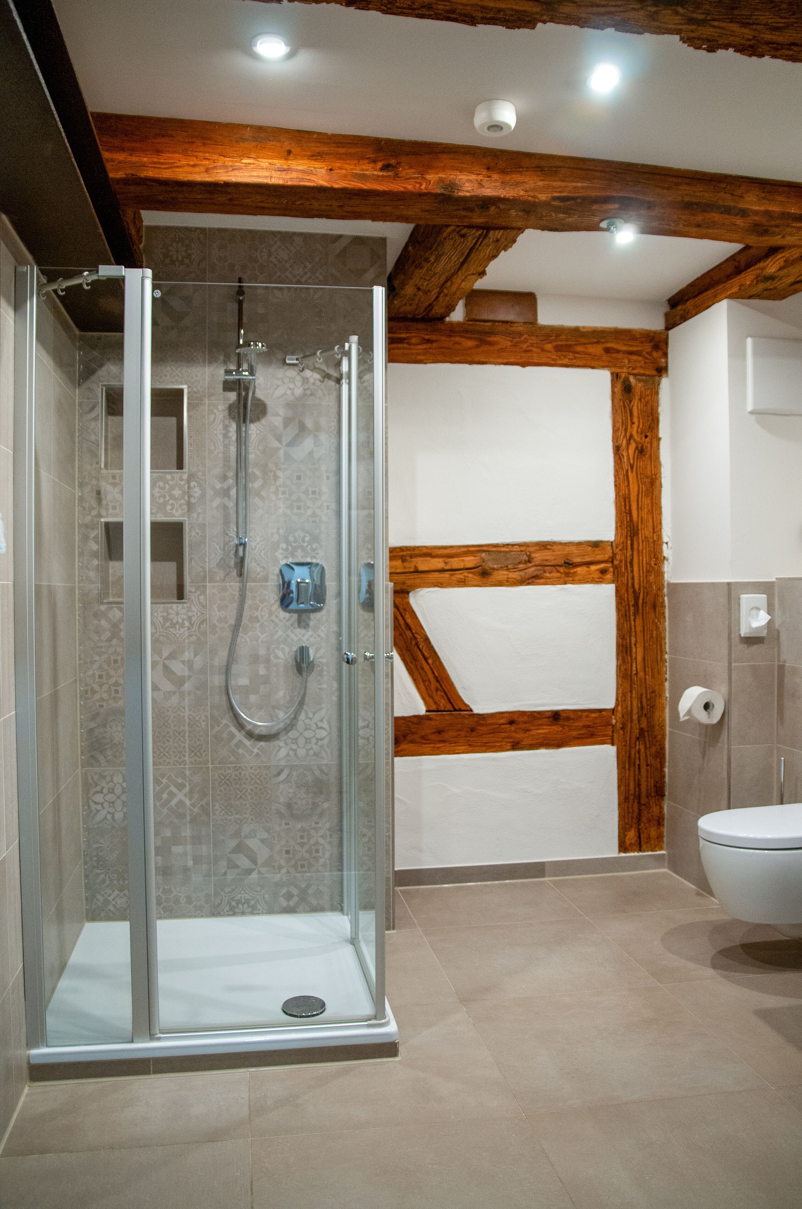 Deluxe Double Room | Bathroom shower