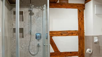 Deluxe Double Room | Bathroom shower