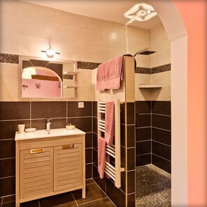 Superior Double Room, 1 King Bed, Pool View (Gayole) | Bathroom | Shower, free toiletries, hair dryer, towels
