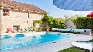 Kolam renang outdoor musiman, dengan payung kolam renang