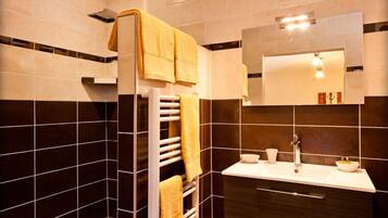 Kamar Double Superior, 1 Tempat Tidur King, pemandangan halaman (Topaze) | Kamar mandi | Shower, perlengkapan mandi gratis, pengering rambut, dan handuk