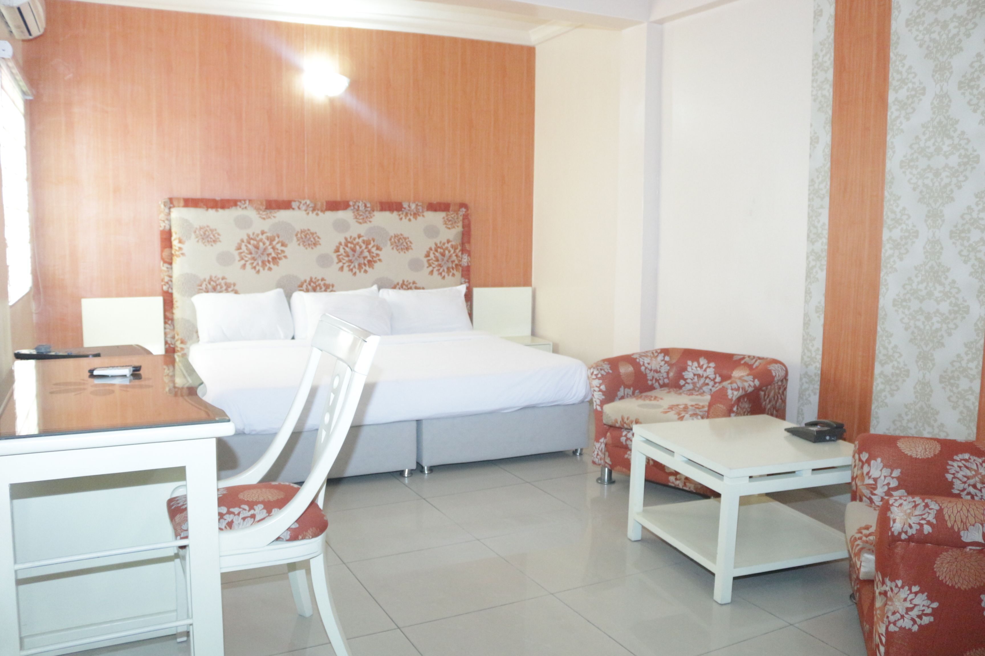 1 bedroom, desk, laptop workspace, soundproofing