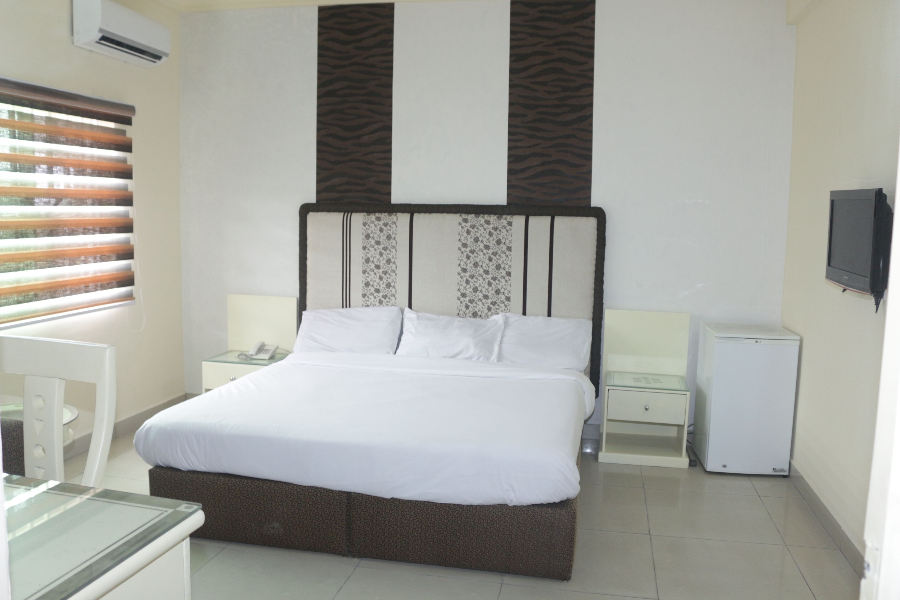 1 bedroom, desk, laptop workspace, soundproofing