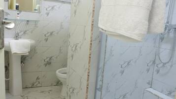 Chambre Exécutive | Salle de bain | Douche, douche à « effet pluie », chaussons, serviettes fournies