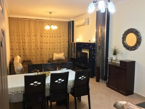 Appartement, 1 chambre, vue piscine | Restauration dans la chambre