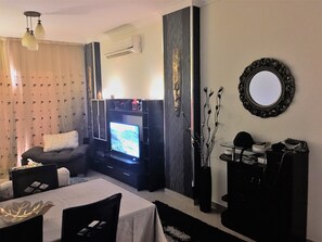 Appartement, 1 chambre, vue piscine | Coin séjour | Télévision à écran plat de 42 pouces avec chaînes par satellite