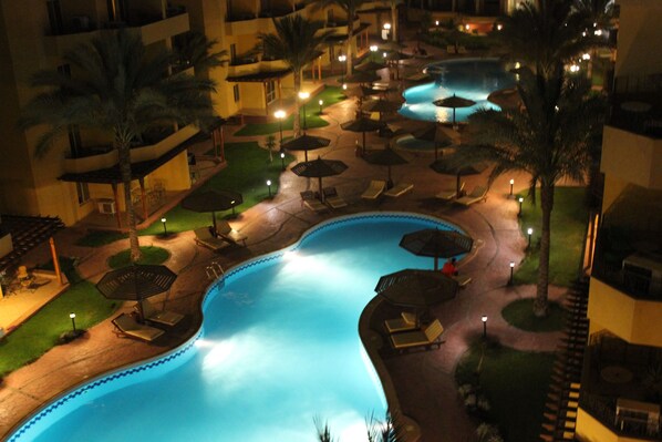 2 Außenpools, Sonnenschirme, Liegestühle