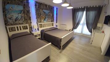 Dreibettzimmer | Schreibtisch, kostenlose Babybetten, kostenloses WLAN