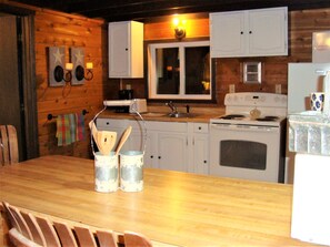 Deluxe Chalet, Multiple Beds, Non Smoking, Hot Tub (Carini Cavern) | Private kitchen