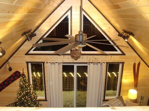 Deluxe chalet, meerdere bedden, niet-roken, hot tub (Carini Cavern) | Woonkamer | Een flatscreentelevisie, een open haard en een dvd-speler