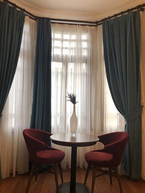 Deluxe-Doppel- oder -Zweibettzimmer | Wohnbereich | Flachbildfernseher