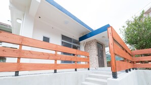 Una casa moderna con escalera de hormigón y barandillas de madera.