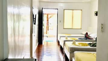 Habitación familiar | Escritorio y ropa de cama