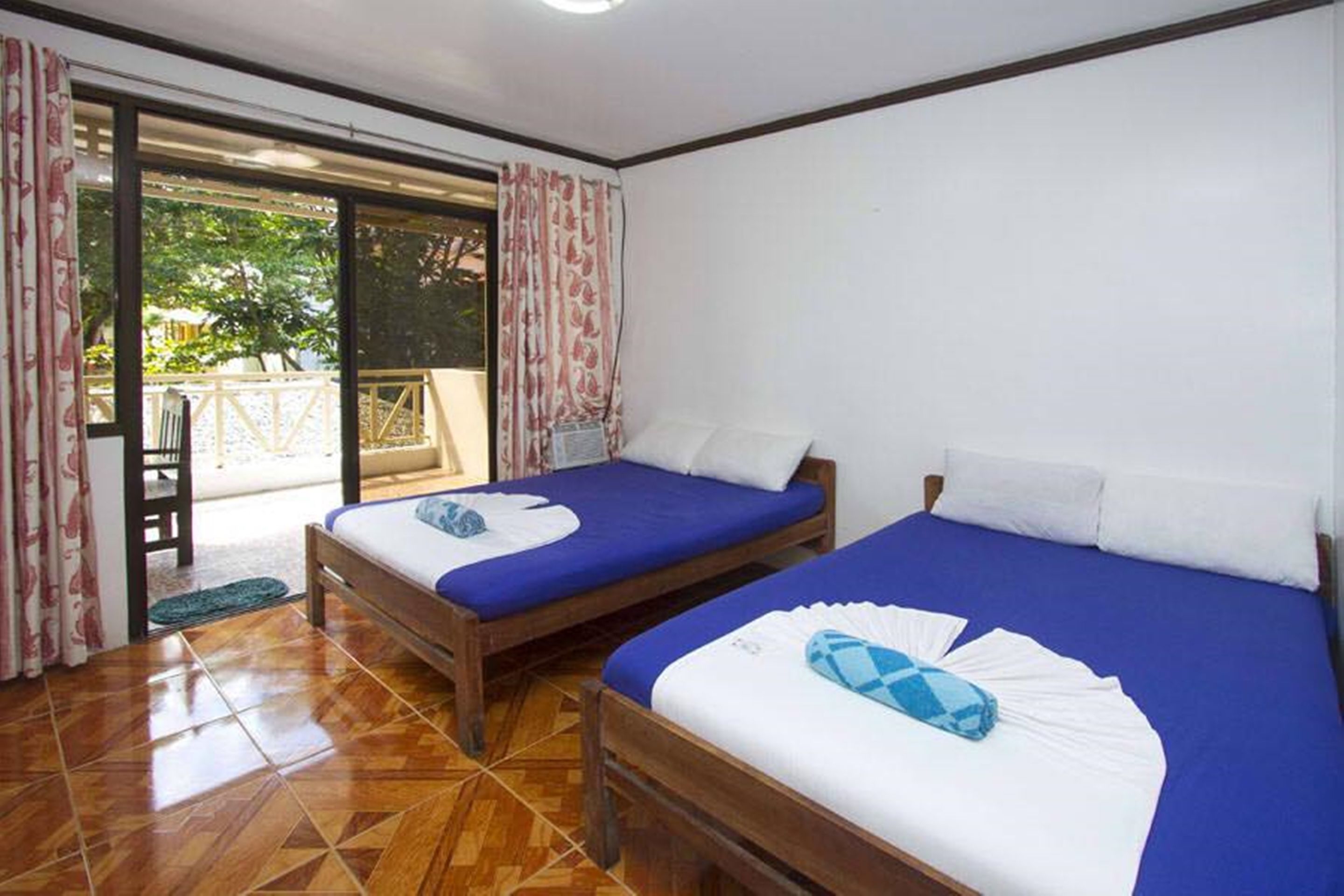 Standard Room | Desk, bed sheets