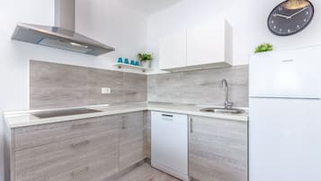 Apartment, 3 Bedrooms (GVV) | Private kitchen
