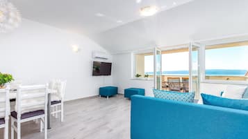 Apartment, 3 Bedrooms (GVV) | Living room