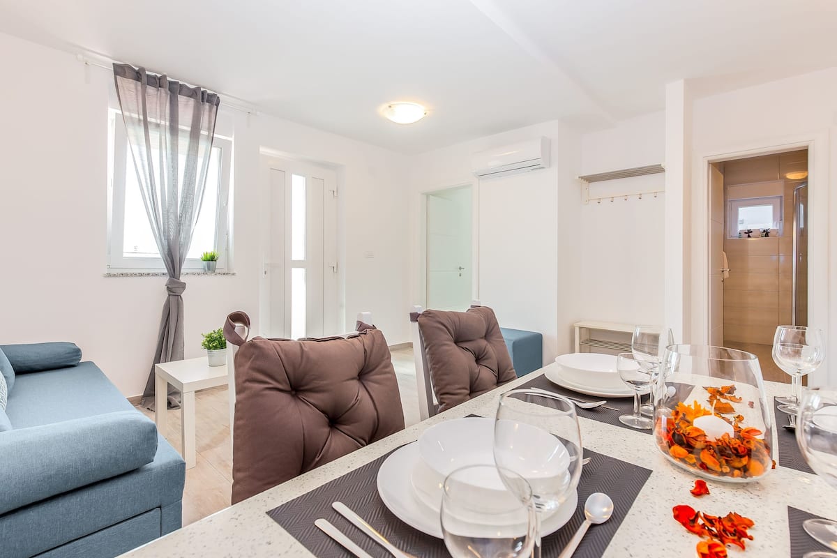 Apartemen (BVV) | Makan di kamar