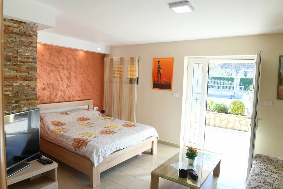 Classic-Studio, 1 King-Bett und Schlafsofa, Nichtraucher, Bergblick | Schallisolierte Zimmer, Bügeleisen/Bügelbrett, kostenloses WLAN