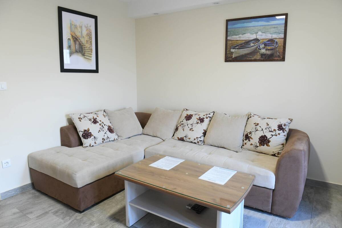 Classic-Apartment, 1 King-Bett und Schlafsofa, Nichtraucher, Gartenblick | Schallisolierte Zimmer, Bügeleisen/Bügelbrett, kostenloses WLAN