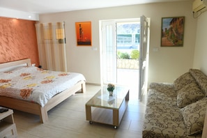 Classic Studio, 1 King Bed with Sofa bed, Non Smoking, Mountain View | Individually decorated, individually furnished, soundproofing