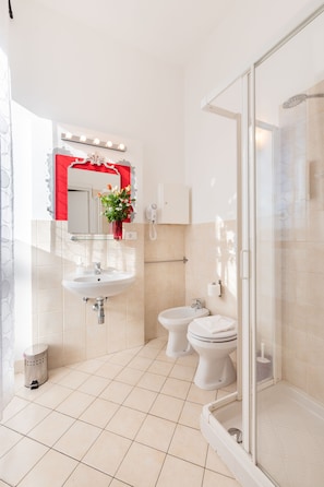 Design Apartment, 1 Bedroom (Donatello) | Bathroom | Shower, rainfall showerhead, hair dryer, bidet - Flospirit - Apartments Largo Annigoni (Florence)