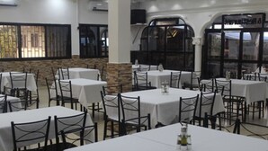 Melayani sarapan, makan siang, dan makan malam