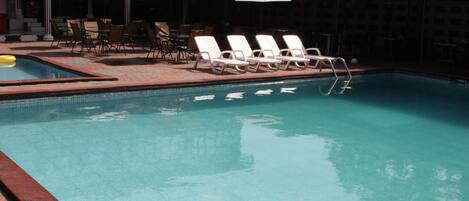 Außenpool, geöffnet von 08:00 Uhr bis 23:00 Uhr, Sonnenschirme