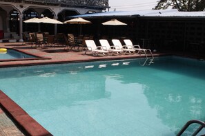 Piscine extérieure, parasols de plage, chaises longues