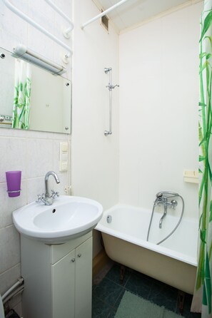 Huoneisto, tupakointi kielletty | Kylpyhuone | Suihku, ilmaiset hygieniatuotteet, hiustenkuivaaja, pyyhkeet