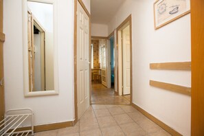 Departamento, para no fumadores | Escritorio, tabla de planchar con plancha, wifi gratis y ropa de cama 