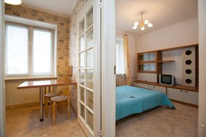 Departamento, para no fumadores | Escritorio, tabla de planchar con plancha, wifi gratis y ropa de cama 