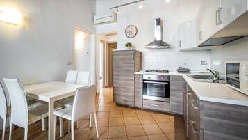 高级公寓, 2 间卧室 | 私人厨房 | 大冰箱、微波炉、烤箱、炉灶