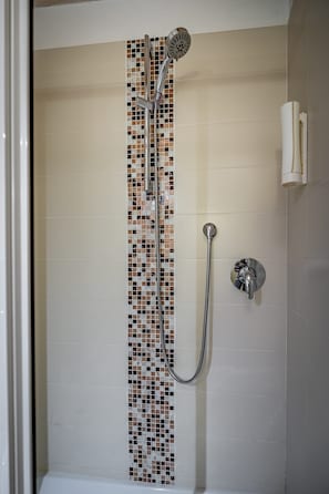 Banheiro | Chuveiro, chuveiro com efeito de chuva, secador de cabelo, bidê