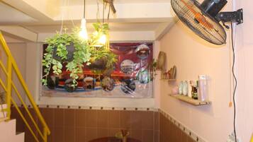 Bed in 8-Bed Mixed Dorm | Shared kitchen | Fridge, microwave, stovetop, rice cooker