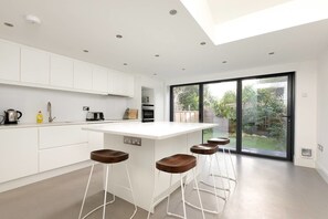 Réfrigérateur, cafetière/bouilloire, chaise haute