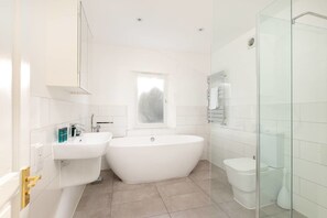 Bathroom - Lewisham Family Home for 7, 20mins to LDN Bridge! (London)